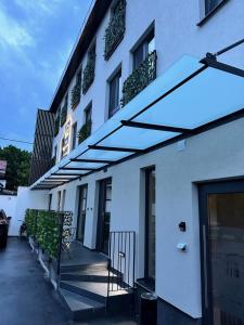 マリボルにあるVilla Magdalena apartments & rooms GARNI HOTELの日よけ付きの建物