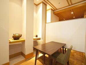 jadalnia z drewnianym stołem i krzesłami w obiekcie Kannawa Onsen Zekkei no Yado Sakuratei - Vacation STAY 50714v w mieście Beppu