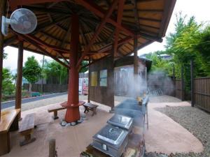 een patio met een grill en een roker bij Kannawa Onsen Zekkei no Yado Sakuratei - Vacation STAY 50727v in Beppu