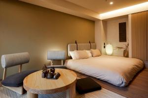 東京にあるLiveGRACE Mabuji Park Hotel - Vacation STAY 51799vのベッドルーム(大型ベッド1台、テーブル付)