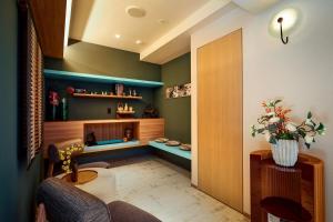 uma sala de estar com um sofá e uma mesa em LiveGRACE Mabuji Park Hotel - Vacation STAY 51965v em Tóquio
