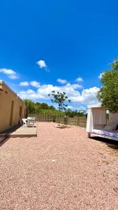 un patio con 2 camas, una mesa y una valla en CAN DAMIA 3, en Cala Saona