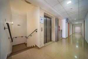 an empty hallway in a hospital with a hallwayiteratoravascriptythonythonythonythonython at Nefelejcs Hotel in Mezőkövesd