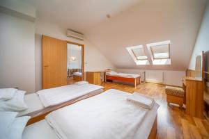 Postel nebo postele na pokoji v ubytování Nefelejcs Hotel