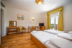 Postel nebo postele na pokoji v ubytování Nefelejcs Hotel + 37 fotografií