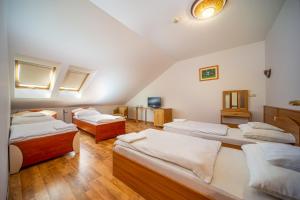 Postel nebo postele na pokoji v ubytování Nefelejcs Hotel