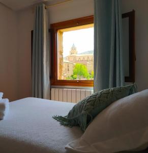 1 dormitorio con cama y ventana con vistas en Mirador Palacios- céntrico con vistas en Albarracín