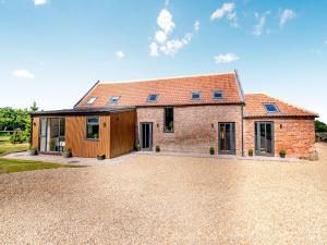 a barn conversion with a brick house at The Hive - Uk42857 in Rise