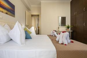 a bedroom with a large bed with stuffed animals on it at Christini Cozy Apartment in Souda