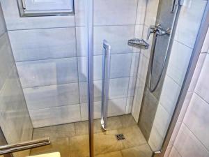 W łazience znajduje się prysznic ze szklanymi drzwiami. w obiekcie Weissensee holiday home w Füssen