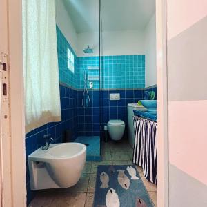La salle de bains est pourvue d'une baignoire, de toilettes et d'un lavabo. dans l'établissement Seahouse Bocca di Magra, à Bocca di Magra