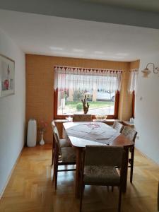 StadtilmにあるFerienhaus Putzkeのテーブルと椅子と窓のあるダイニングルーム