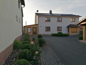 StadtilmにあるFerienhaus Putzkeの茂みと花の道付き家