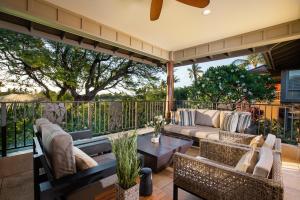 une terrasse avec des canapés et une table dans l'établissement Mauna Lani Kamilo #123, à Waikoloa