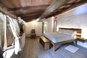 a bedroom with a bed and a wooden ceiling at B&B A…Monte in Santa Maria