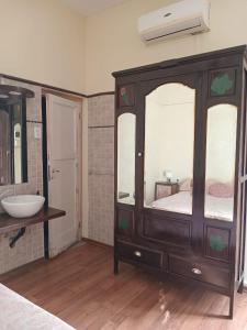 a bathroom with a dresser with a sink and a mirror at Hotel Mallorca in Mendoza