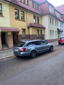 une voiture en argent garée devant une maison dans l'établissement Zentrale Ferienwohnung, à Eisenach