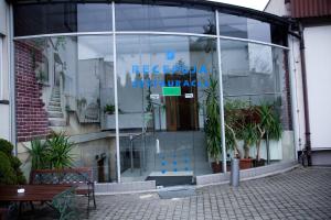 una fachada de cristal de un edificio con plantas. en Hotel Politański, en Rybnik