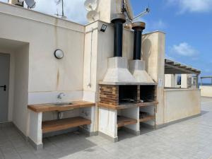 cocina al aire libre con fogones y fregadero en LaMata Apartament, en La Mata