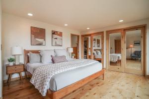 um quarto com uma cama grande e uma sala de estar em Enchanting Bavarian Cabin Retreat Pet-Friendly em Poulsbo