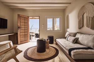 米克諾斯城的住宿－Sharm Hotel Mykonos，客厅配有沙发和桌子