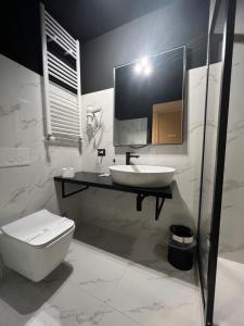 羅馬的住宿－Viminale Domus，白色的浴室设有水槽和卫生间。