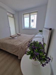 Un pat sau paturi într-o cameră la San Casa Apartment