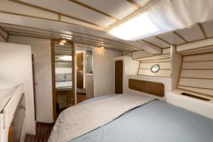 ein kleines Schlafzimmer mit einem Bett in einem Zimmer in der Unterkunft Rufus Port Forum in Barcelona