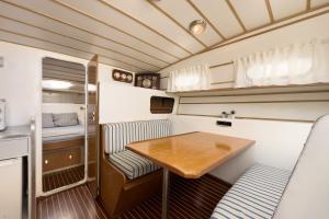 een eetkamer met een tafel en stoelen in een caravan bij Rufus Port Forum in Barcelona