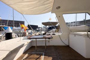 un tavolo seduto sul fianco di una barca di Rufus Port Forum a Barcellona