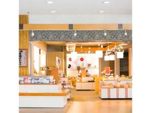 un magasin avec beaucoup d'articles exposés dans l'établissement Tsukioka Onsen Furinya - Vacation STAY 55981v, à Shibata