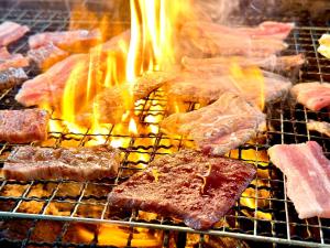 un paquet de viande sur un grill avec des flammes dans l'établissement ISOLA Izu Kogen - Vacation STAY 55831v, à Itō