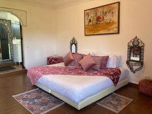 Giường trong phòng chung tại Riad Hamdani