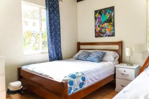 a bedroom with two beds and a window at Rancho AlMar - Gaviota in Sonsonate