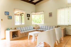 a living room with a couch and a table at Rancho AlMar - Gaviota in Sonsonate