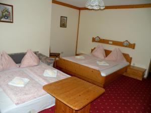 A bed or beds in a room at Stiegenwirt