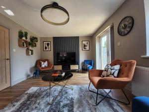 a living room with a couch and a table at NOMASTAY, Corporate, Families, Relocation, 3 bed, 2 bath, Parking, next to the hospital, university, city center in Sheffield