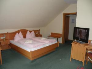 A bed or beds in a room at Stiegenwirt