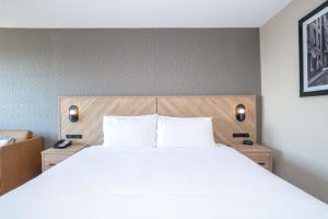 Postel nebo postele na pokoji v ubytování Sandman Hotel Montreal - Longueuil + 21 fotografií