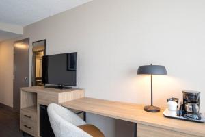 TV a/nebo společenská místnost v ubytování Sandman Hotel Montreal - Longueuil