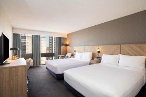 Postel nebo postele na pokoji v ubytování Sandman Hotel Montreal - Longueuil