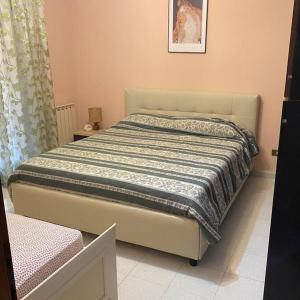 1 cama en una habitación con colchón reforzado en “Casa Alex” a pochi km dal mare, en Scardovari