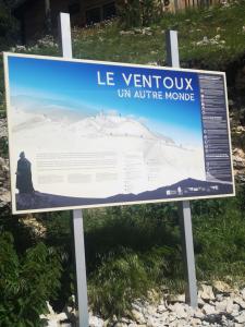 Een bord met de naam Le ventoux in het mortuarium. bij Le Silence Du Ventoux in Malaucène
