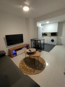 sala de estar con sofá y mesa en Apartamentos Cumbremar en Benicàssim en Benicàssim