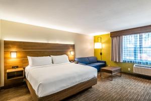 Postel nebo postele na pokoji v ubytování Holiday Inn Express & Suites Camarillo by IHG