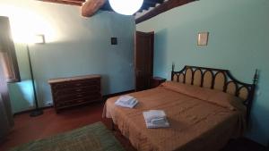 1 dormitorio con 1 cama con 2 toallas en CASA MANSI Top Class en Lucca