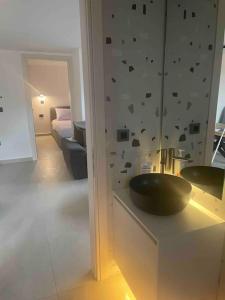 łazienka z czarną umywalką na ladzie w obiekcie Cozy private house brand new w Atenach