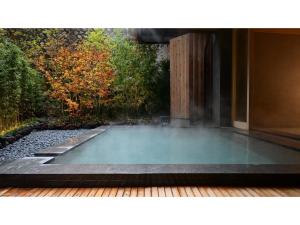 a pool of water in the middle of a garden at URAKUSATSU TOU - Vacation STAY 75063v in Kusatsu