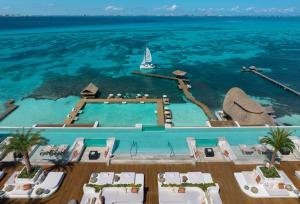 Impression Isla Mujeres by Secrets - Adults Only - All Inclusive في إيسلا موخيريس: اطلالة جوية على منتجع مع مسبح