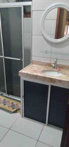 La salle de bains est pourvue d'un lavabo et d'un miroir. dans l'établissement Chalé em Guaramiranga, à Guaramiranga
